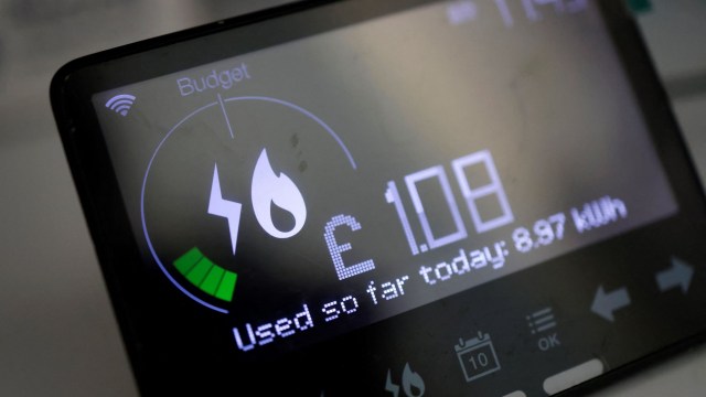 Article thumbnail: (FILES) In this file picture taken on February 4, 2022, a smart energy meter, used to monitor gas and electricity use, is pictured in a home in Walthamstow, east London. - Stop heating during the day, buy an electric blanket rather than turning on the radiator in your room, or even... move. The British are doing everything to limit their energy consumption and not sink financially as their bills climb. (Photo by Tolga Akmen / AFP) (Photo by TOLGA AKMEN/AFP via Getty Images)