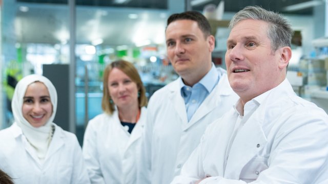 Article thumbnail: EMBARGOED TO 2230 FRIDAY MAY 19 File photo dated 12/05/2023 Leader of the Labour Party Sir Keir Starmer and shadow health secretary Wes Streeting, meeting scientists during a visit to the Francis Crick Institute in north London. More than 23,000 people died in A&E in England in 2022 amid record waiting times, Labour has claimed. Figures obtained by the party through freedom of information requests showed there were 4,000 more deaths in emergency departments last year than in 2021 and 5,500 more than in 2019. Issue date: Friday May 19, 2023. PA Photo. See PA story POLITICS AandE. Photo credit should read: Stefan Rousseau/PA Wire