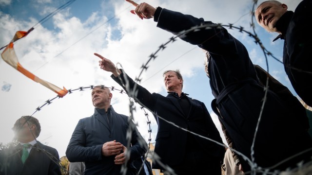 Article thumbnail: *** BESTPIX *** ODESA, UKRAINE ??? NOVEMBER 16: Commonwealth and Development Affairs David Cameron (C) stands near barbed wire on Prymorskyi Boulevard on November 16, 2023 in Odesa, Ukraine. The UK's new Foreign Secretary, David Cameron, visits President Zelensky and pledges further military support and the reaffirms the UK's commitment to supporting Ukraine in the war with Russia. (Eduard Kryzhanivskyi/Ministry of Foreign Affairs of Ukraine/Global Images Ukraine/Getty Images)