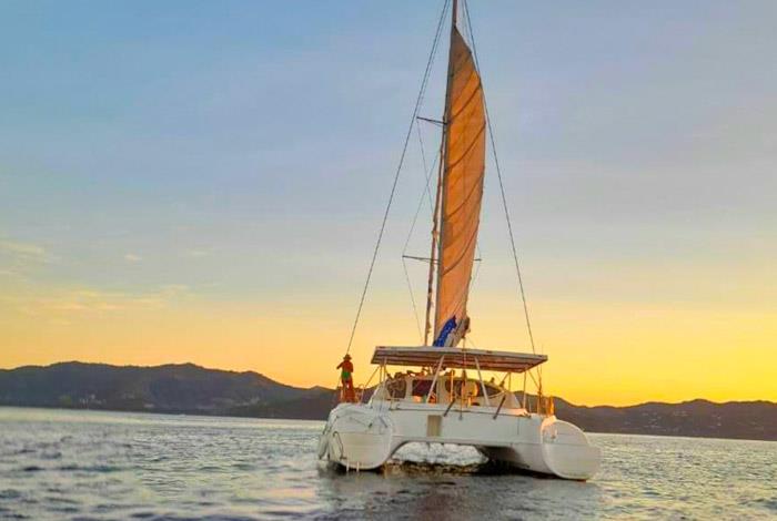 Catamarán al Atardecer